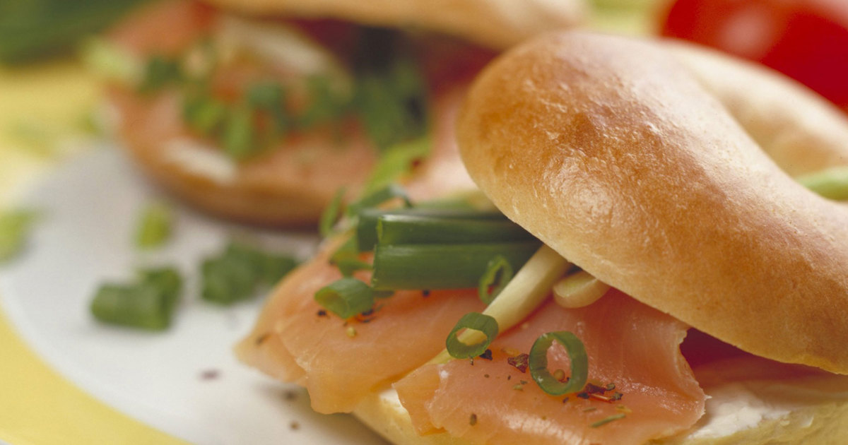 Bagels with cream cheese and smoked salmon | Arla Indonesia