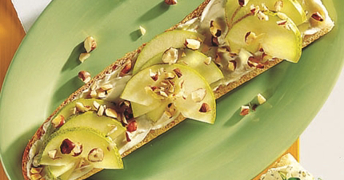 Baguette with hazelnuts, pears and cream cheese | Arla Indonesia